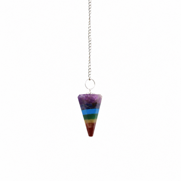Péndulo en cono facetado con siete franjas de piedra de colores, del morado al rojo, colgado de una cadena plateada
