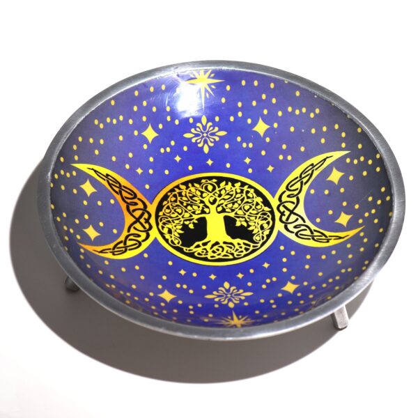 Plato de ofrendas de aluminio esmaltado con tres patas, triple luna dorada y árbol de la vida sobre fondo morado