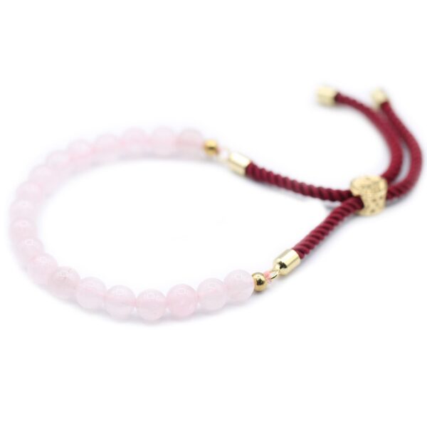 Pulsera de cuentas de cuarzo rosa con cordón burdeos y pasador deslizante en tono dorado