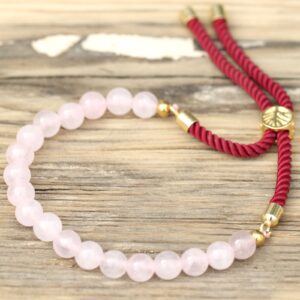 Pulsera de cuentas de cuarzo rosa con cordón burdeos y pasador deslizante en tono dorado