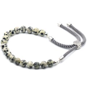 Pulsera de cuentas de jaspe dálmata con cordón gris y pasador deslizante plateado