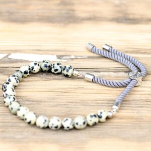 Pulsera de cuentas de jaspe dálmata con cordón gris y pasador deslizante plateado