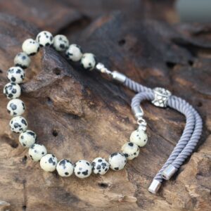 Pulsera de cuentas de jaspe dálmata con cordón gris y pasador deslizante plateado