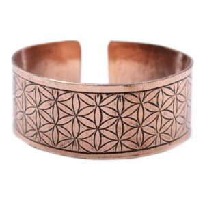Pulsera abierta de cobre con la Flor de la Vida grabada en toda la banda