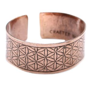 Pulsera abierta de cobre con la Flor de la Vida grabada en toda la banda