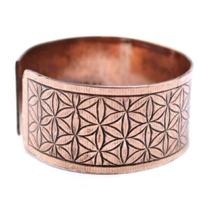 Pulsera abierta de cobre con la Flor de la Vida grabada en toda la banda