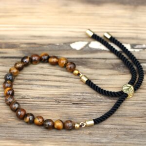 Pulsera de cuentas de ojo de tigre con cordón negro trenzado y pasador deslizante en tono dorado