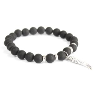 Pulsera elástica de cuentas de ágata negra con un charm de ala de tono plateado