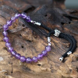 Pulsera de cuentas de amatista con cordón negro y pasador deslizante plateado