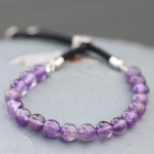 Pulsera de cuentas de amatista con cordón negro y pasador deslizante plateado