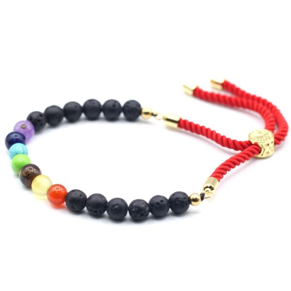 Pulsera de cordón rojo trenzado con cuentas de lava negra, siete cuentas de colores de los chakras y pasador dorado