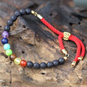 Pulsera de cordón rojo trenzado con cuentas de lava negra, siete cuentas de colores de los chakras y pasador dorado