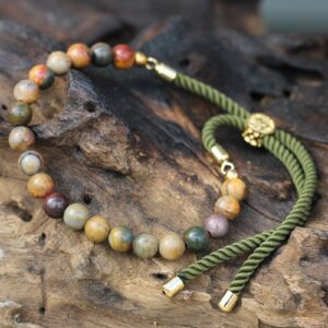 Pulsera de cuentas de jaspe Picasso en tonos tierra con cordón verde musgo y pasador en tono dorado