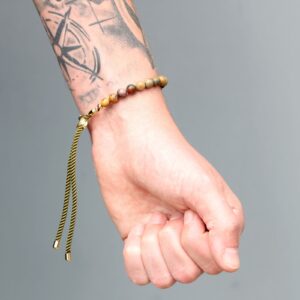 Pulsera de cuentas de jaspe Picasso en tonos tierra con cordón verde musgo y pasador en tono dorado