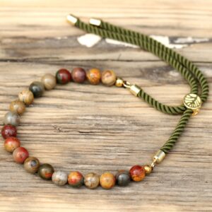 Pulsera de cuentas de jaspe Picasso en tonos tierra con cordón verde musgo y pasador en tono dorado