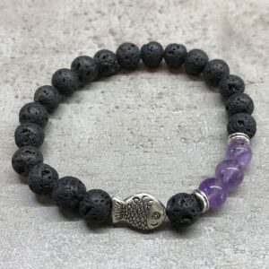 Pulsera elástica de cuentas de lava negra con un pez de tono plateado y cuentas de amatista lila