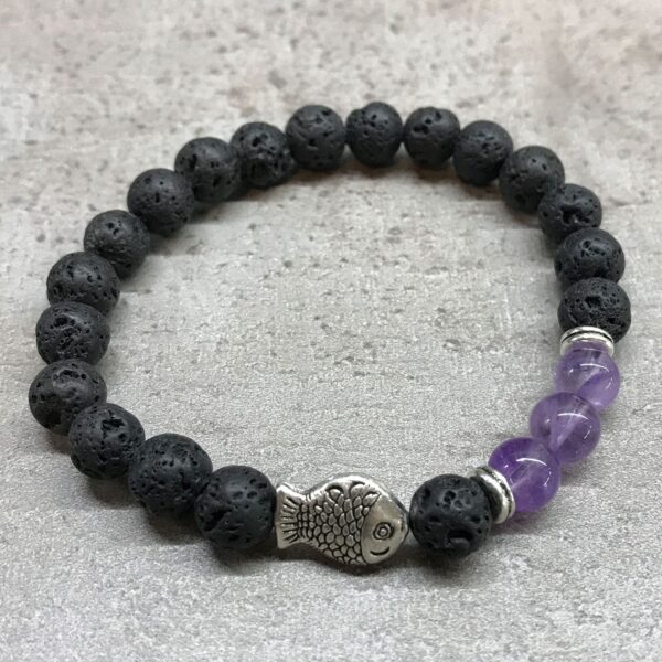 Pulsera elástica de cuentas de lava negra con un pez de tono plateado y cuentas de amatista lila