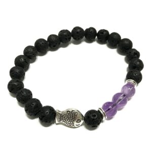 Pulsera elástica de cuentas de lava negra con un pez de tono plateado y cuentas de amatista lila