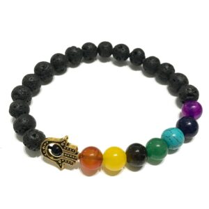 Inicio 17 Pulsera elástica de cuentas de lava negra con una mano de Fátima de tono dorado y siete cuentas de colores de los chakras