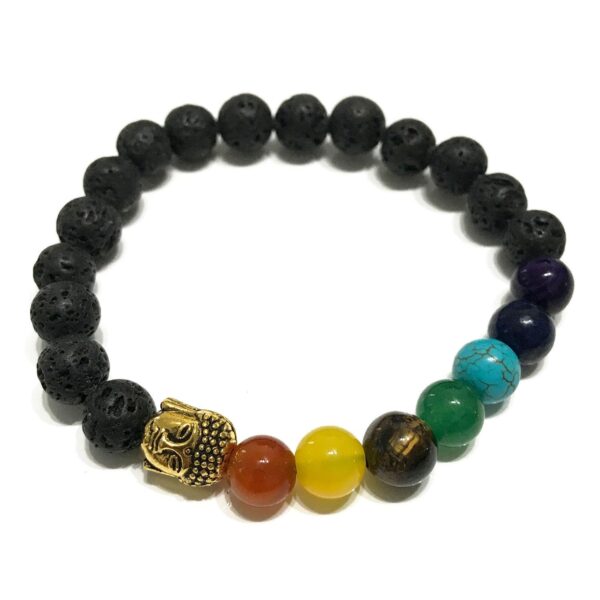 Pulsera elástica de cuentas de lava negra con una cabeza de Buda de tono dorado y cuentas de colores de los chakras