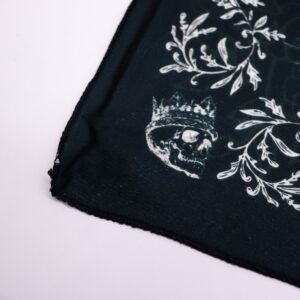 Tapete de tarot negro de 75 x 75 cm con polilla, mariposas, rosas silvestres, setas y tres marcos centrales estampados en blanco
