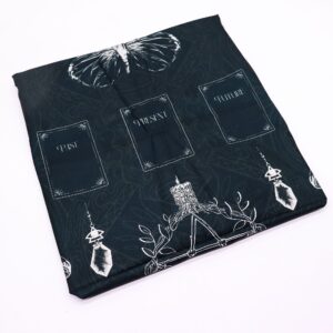 Tapete de tarot negro de 75 x 75 cm con polilla, mariposas, rosas silvestres, setas y tres marcos centrales estampados en blanco