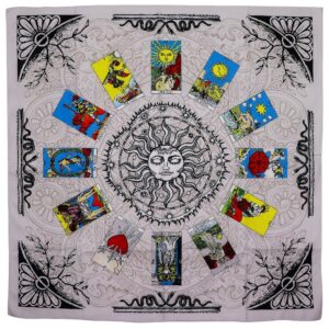 Tapete gris de tarot con un sol de ojos cerrados en el centro y doce cartas del tarot a color alrededor