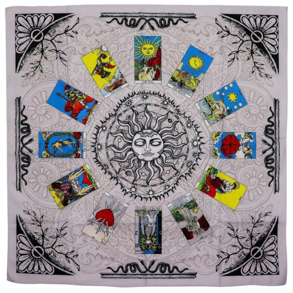 Tapete gris de tarot con un sol de ojos cerrados en el centro y doce cartas del tarot a color alrededor