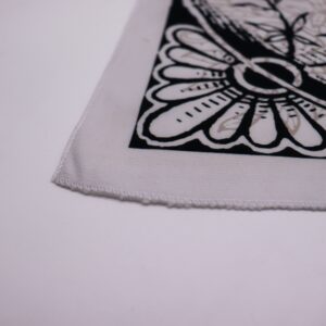 Tapete gris de tarot con un sol de ojos cerrados en el centro y doce cartas del tarot a color alrededor