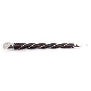 Varita de madera oscura en espiral con filete metálico, esfera de cristal de roca y punta de cuarzo