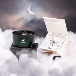 Vela de cera de soja con obsidiana negra y flores secas negras en vaso verde, vista desde arriba
