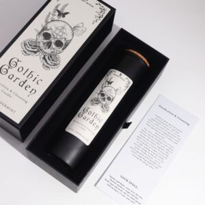 Vela ritual Jardín gótico en vaso negro junto a su caja ilustrada con una calavera entre rosas