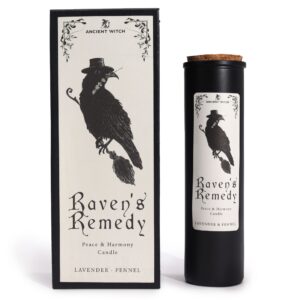 Vela ritual Remedio de los cuervos en vaso negro junto a su caja con un cuervo con sombrero y escoba
