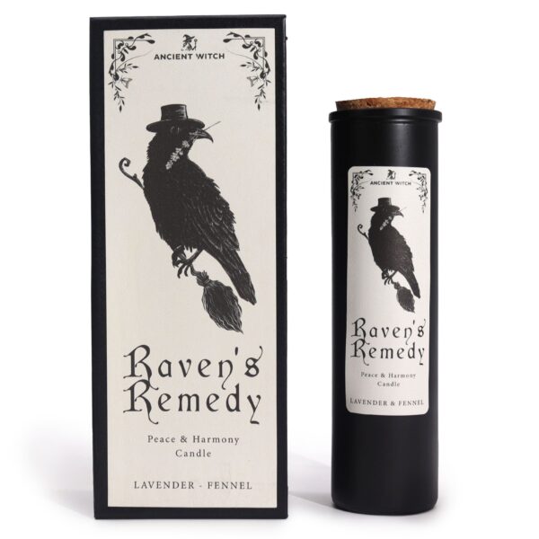 Vela ritual Remedio de los cuervos en vaso negro junto a su caja con un cuervo con sombrero y escoba