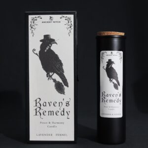 Vela ritual Remedio de los cuervos en vaso negro junto a su caja con un cuervo con sombrero y escoba