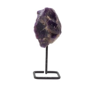 Fragmento de amatista en bruto de color violeta montado sobre un soporte de varilla de metal negro