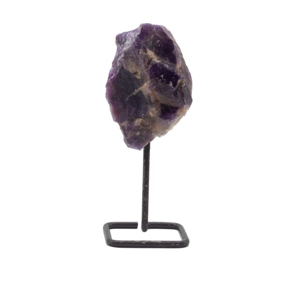 Fragmento de amatista en bruto de color violeta montado sobre un soporte de varilla de metal negro