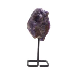 Fragmento de amatista en bruto de color violeta montado sobre un soporte de varilla de metal negro