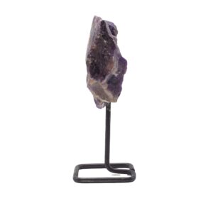 Fragmento de amatista en bruto de color violeta montado sobre un soporte de varilla de metal negro