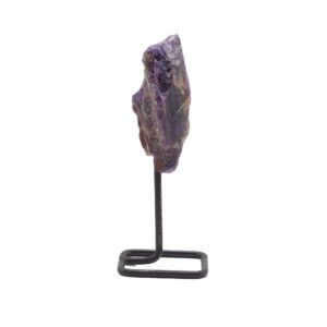 Fragmento de amatista en bruto de color violeta montado sobre un soporte de varilla de metal negro