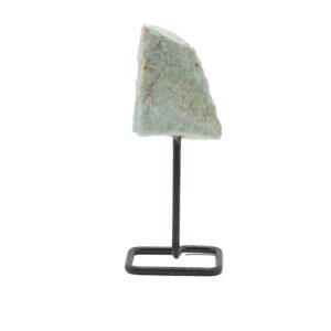 Amazonita en bruto de color verde agua montada sobre un soporte de varilla de metal negro con base cuadrada