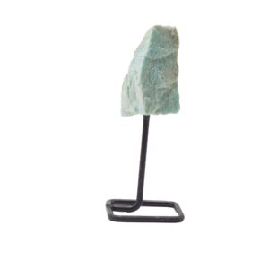 Amazonita en bruto de color verde agua montada sobre un soporte de varilla de metal negro con base cuadrada