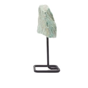 Amazonita en bruto de color verde agua montada sobre un soporte de varilla de metal negro con base cuadrada