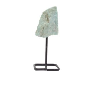 Amazonita en bruto de color verde agua montada sobre un soporte de varilla de metal negro con base cuadrada