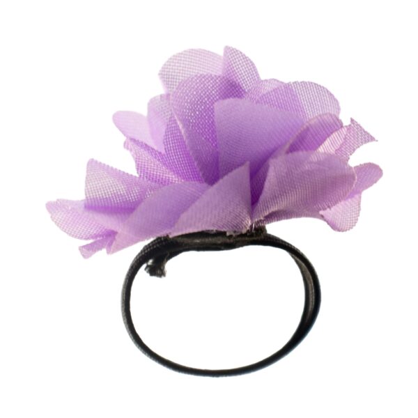 Anillo con flor de gasa color lavanda de varias capas sobre banda elástica negra