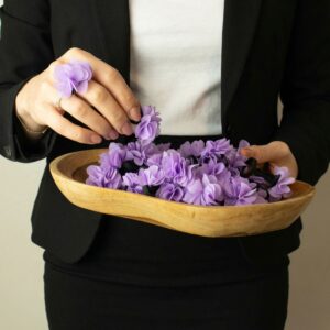 Anillo con flor de gasa color lavanda de varias capas sobre banda elástica negra