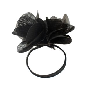 Anillo con flor de gasa negra sobre banda elástica negra
