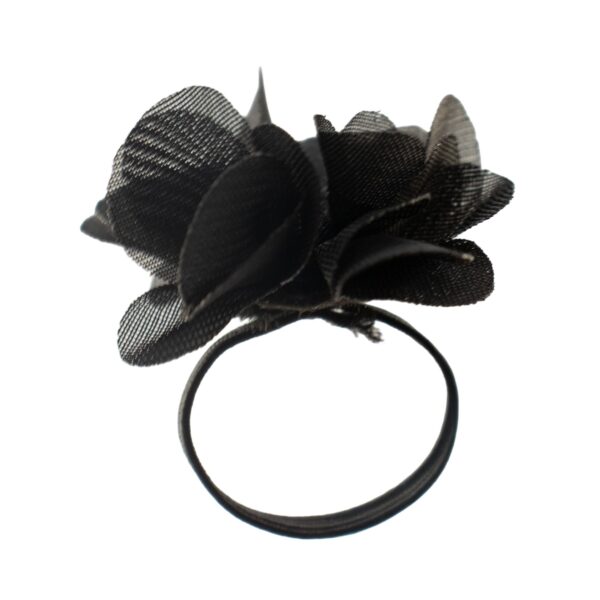 Anillo con flor de gasa negra sobre banda elástica negra