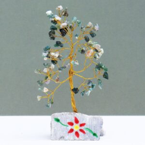 Árbol de ágata musgo con lascas verdes y blancas en ramas de alambre dorado sobre base de jaspe gris con flor roja pintada