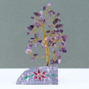 Árbol de amatista con ramas de alambre dorado y lascas violetas sobre una base de jaspe gris con una flor roja pintada